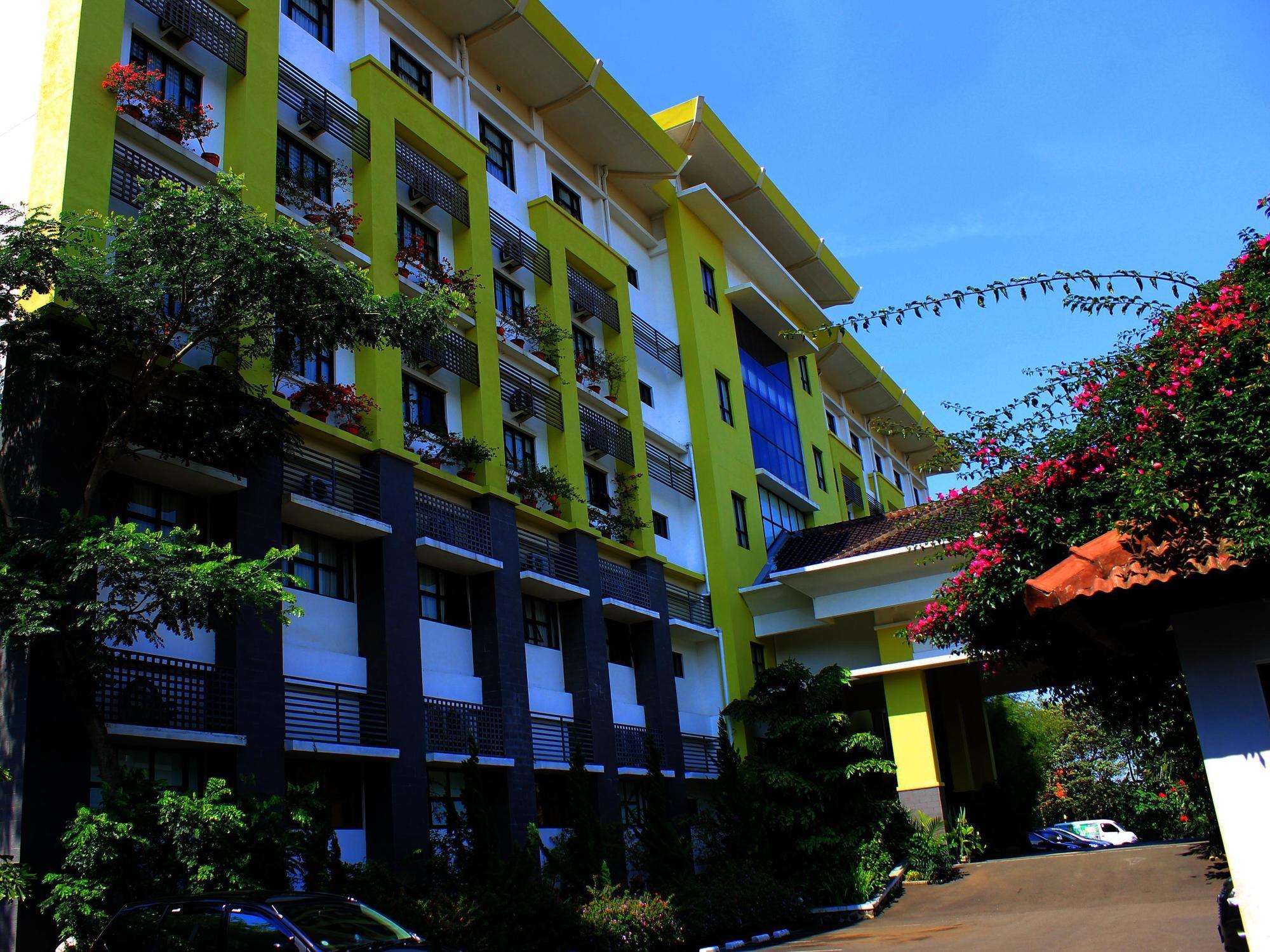 בנדונג Capital O 1010 Isola Resort מראה חיצוני תמונה
